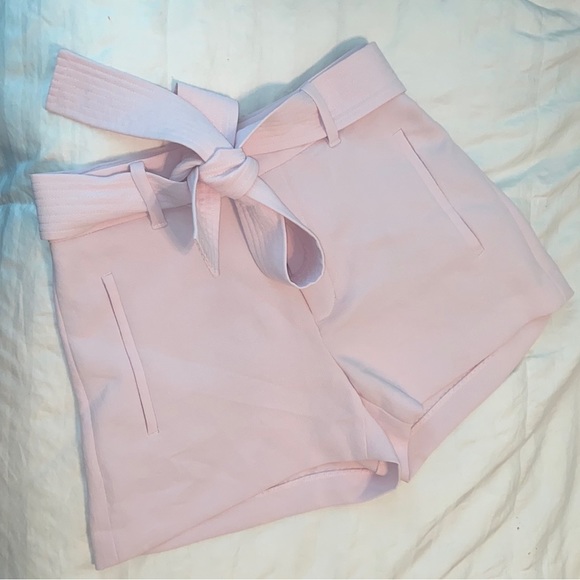 Aritzia Wilfred
TIE-FRONT SHORT in magnolia pink - Picture 1 of 2